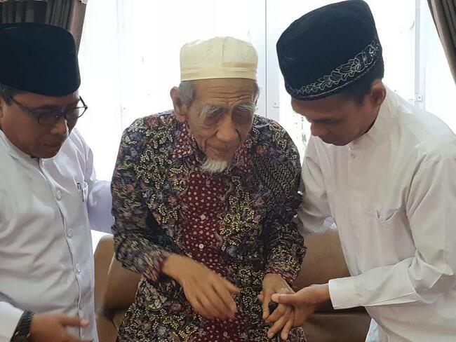 Potret Ustaz Abdul Somad Sowan ke Mbah Moen