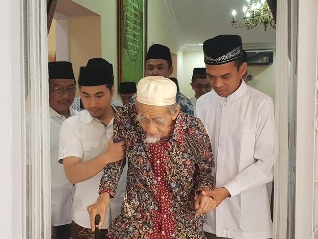 Potret Ustaz Abdul Somad Sowan ke Mbah Moen