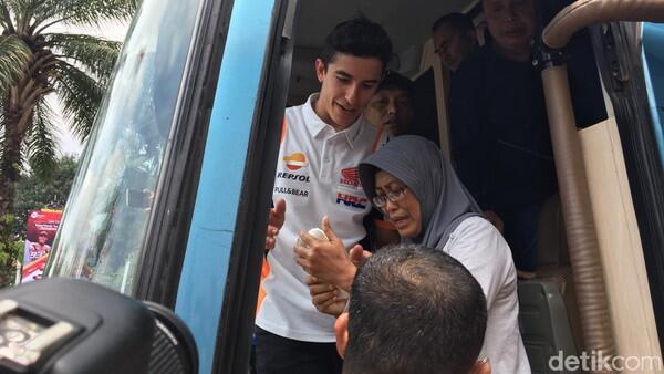Nekat! Emak-emak Asal Bandung Ini Berhasil Peluk Marc Marquez