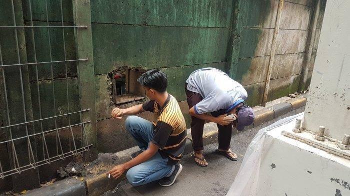 Unik, Warung Nasi Lewat Lubang Yang Menggunakan Pelayanan Ala Restoran