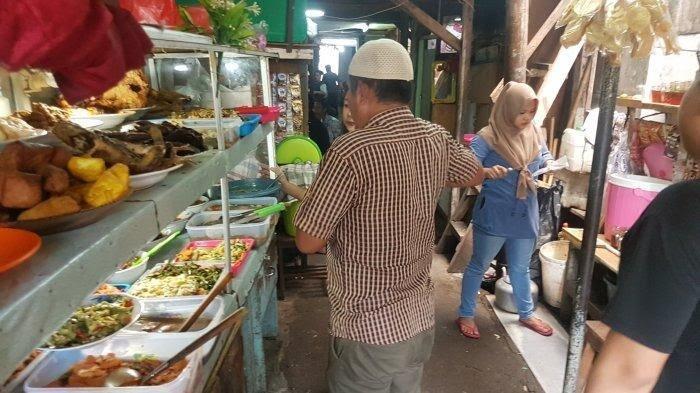 Unik, Warung Nasi Lewat Lubang Yang Menggunakan Pelayanan Ala Restoran