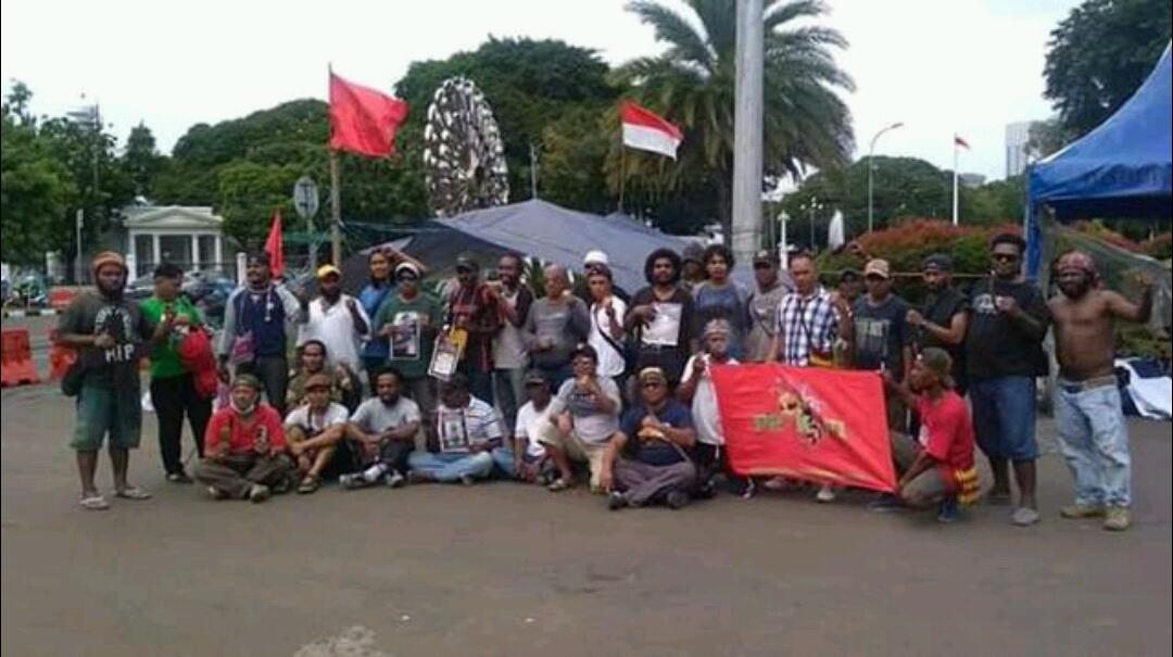 Puluhan Korban PHK Freeport Menginap di Seberang Istana