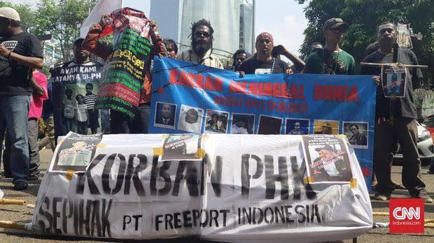 Puluhan Korban PHK Freeport Menginap di Seberang Istana
