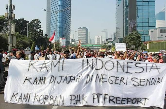 Puluhan Korban PHK Freeport Menginap di Seberang Istana