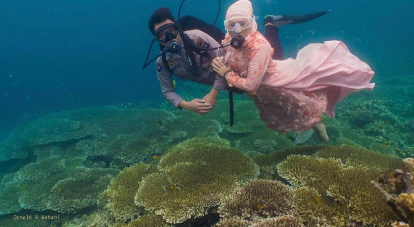Sepasang Kekasih Foto Prewedding di Taman Laut Olele