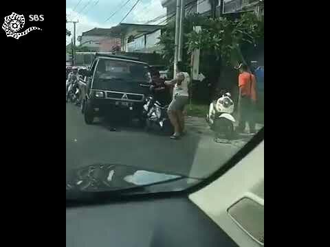 Video, Tolak Pasang Bendera Parpol, Warga Dihajar Anggota Ormas di Denpasar