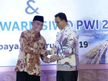 Anies Dapat Penghargaan Golden Award dari SIWO PWI Pusat