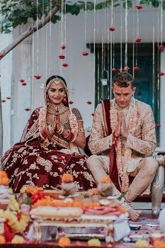 Pasangan Ini Siapkan 9 Pasang Baju Pengantin GanSis! Mungkin bisa jadi Inspirasi Lo!