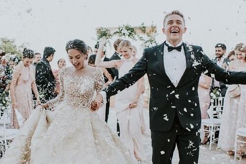 Pasangan Ini Siapkan 9 Pasang Baju Pengantin GanSis! Mungkin bisa jadi Inspirasi Lo!