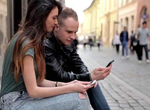 Jangan Cuma Dipake Buat Selfie, Ini 5 Manfaat Smartphone Saat Travelling