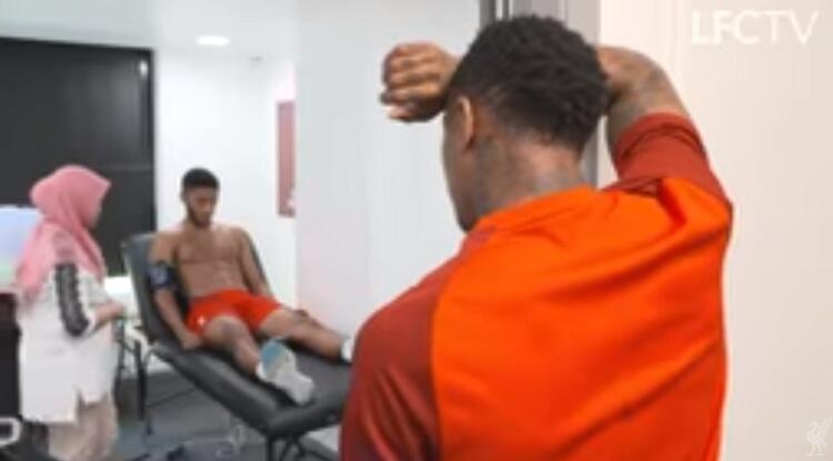 VIRAL [Terungkap Teka-Teki Wanita Berjilbab yang Jadi Tim Medis Liverpool FC]