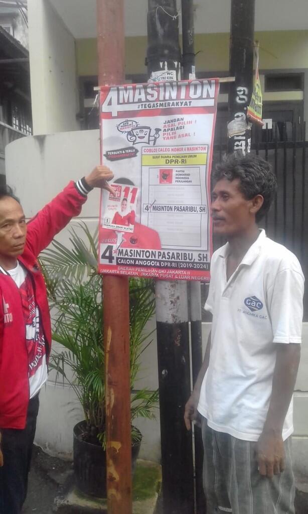 Caleg PDIP Masinton Geram Wajahnya di Spanduk Ditutup Stiker Caleg PSI