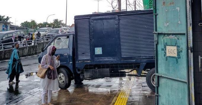 Keluhan Pejalan Kaki Harus Ngalah karena Truk di Trotoar Tanah Abang