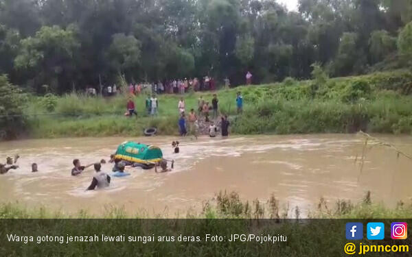 Tak Ada Jembatan, Pelayat Berenang Gotong Jenazah di Kali Lamong