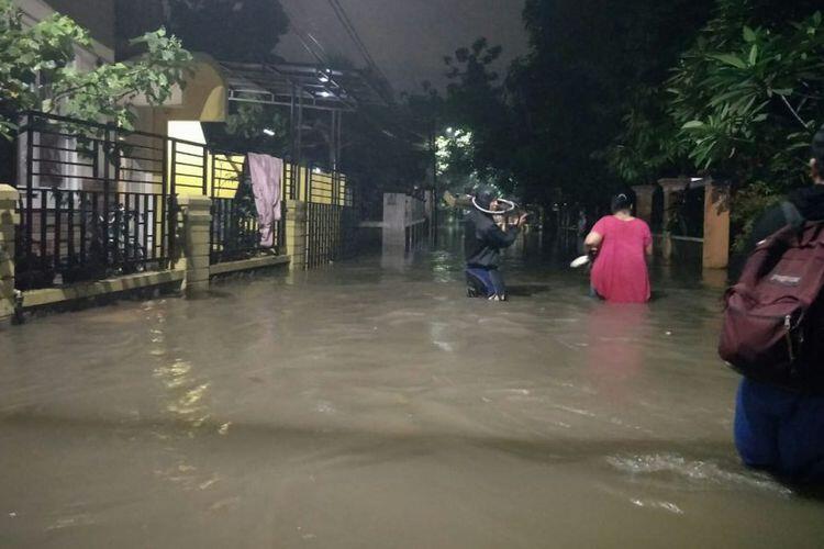 Kali Cipinang Meluap, Banjir Hingga 1,5 Meter Rendam Permukiman Warga di Ciracas