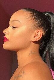 Tak Perlu Operasi, Yna Sertalf Memiliki Wajah Cantik Mirip Rihanna!