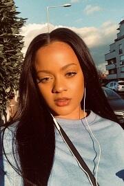 Tak Perlu Operasi, Yna Sertalf Memiliki Wajah Cantik Mirip Rihanna!