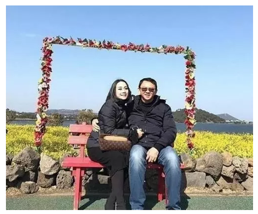 Valentine, Beredar Foto Mesra Ahok dan Puput Duduk di Kursi Berbentuk Hati