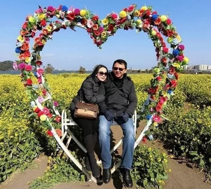 Valentine, Beredar Foto Mesra Ahok dan Puput Duduk di Kursi Berbentuk Hati