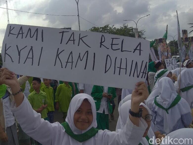 Lawan Fadli Zon, Tiga Ribuan Santri Karawang di Jabar Gelar Aksi Bela Mbah Moen