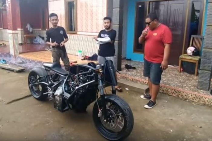 Kreatif, Builder Ini Bangun Motor Pake Mesin Toyota Kijang