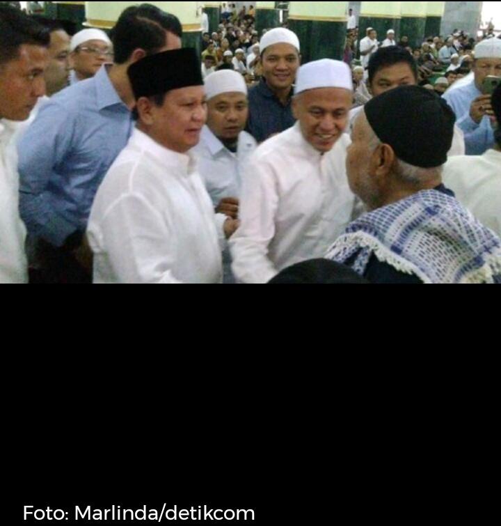 Berbaju Koko Putih, Prabowo Salat Jumat di Masjid Agung Semarang