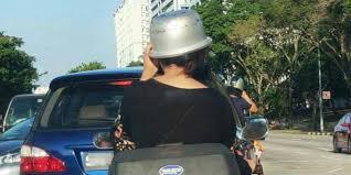 Kocak, Wanita Ini Gunakan Panci Rice Cooker Sebagai Helm