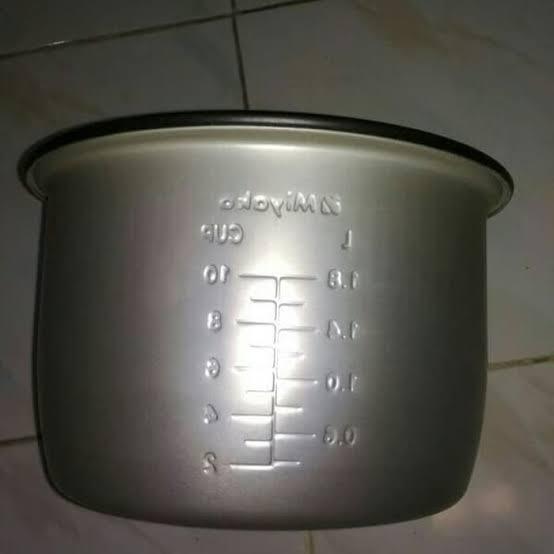 Kocak, Wanita Ini Gunakan Panci Rice Cooker Sebagai Helm