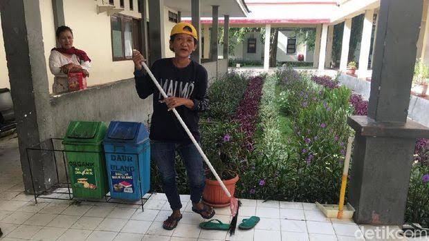 Kocak, Cleaning Service Ini Menyanyi Di Rumah Sakit Demi Sembuhkan Pasien