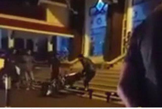 Lagi! Pria Ngamuk Banting Motor di Tangga Masjid Ciawi Tasik
