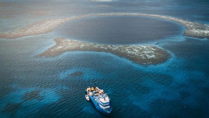 Apa Saja Yang Ada Di Kedalaman Great Blue Hole? Cek Di Sini Gan!!