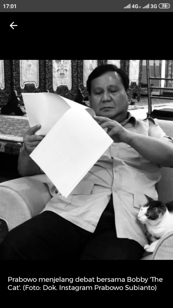 Jelang Debat Capres, Prabowo Baca Berkas Ditemani Bobby The Cat