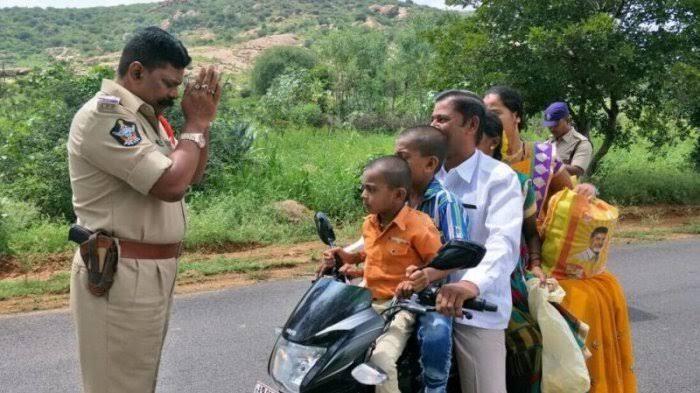 Unik, Polisi Lalu Lintas Di India Gunakan Cermin Untuk Hadapi Pemotor Tanpa Helm
