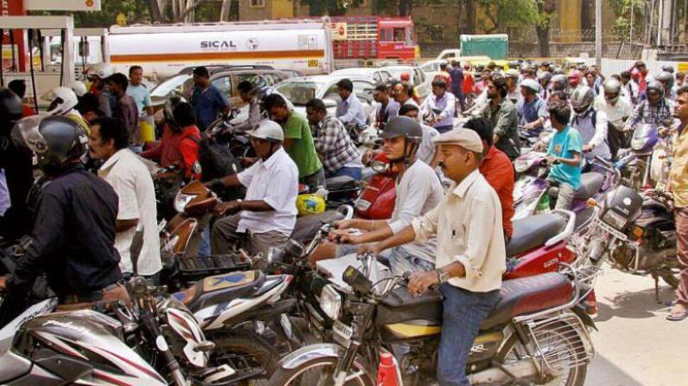 Unik, Polisi Lalu Lintas Di India Gunakan Cermin Untuk Hadapi Pemotor Tanpa Helm