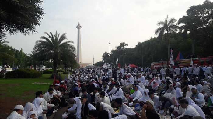 Massa Umat Islam Doa Bersama di Monas Diguyur Hujan Deras Berjam-jam Tetap Bertahan