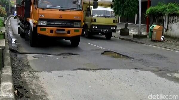 Truk di Pantura Keluar Masuk Tol Demi Hindari Jembatan Timbang
