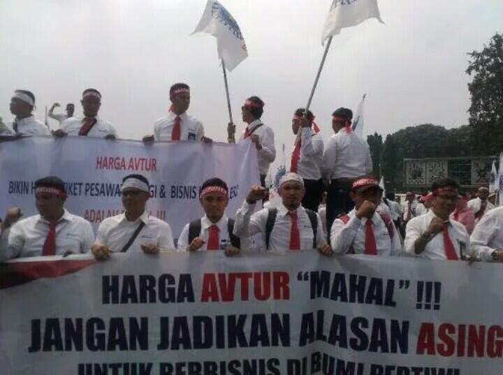 Serikat Pekerja Pertamina Gelar Unjuk Rasa Soal Avtur di Depan Istana
