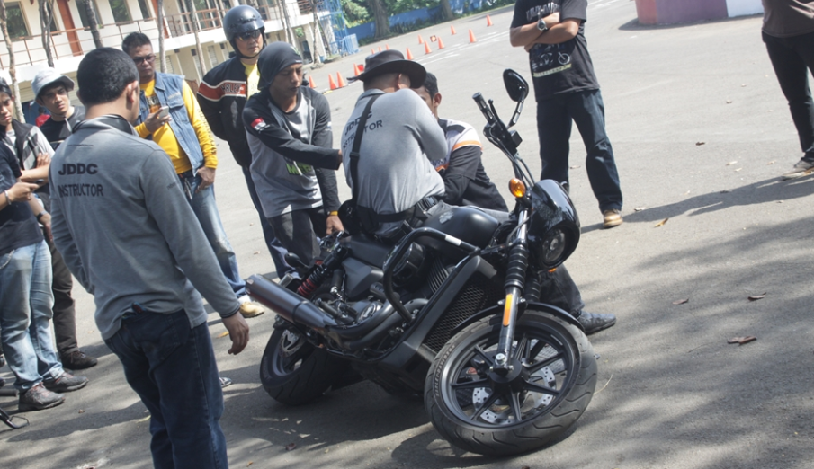 Mendirikan Motor dengan Cara yang Mudah dan Safety, Patut Diterapin Gan!