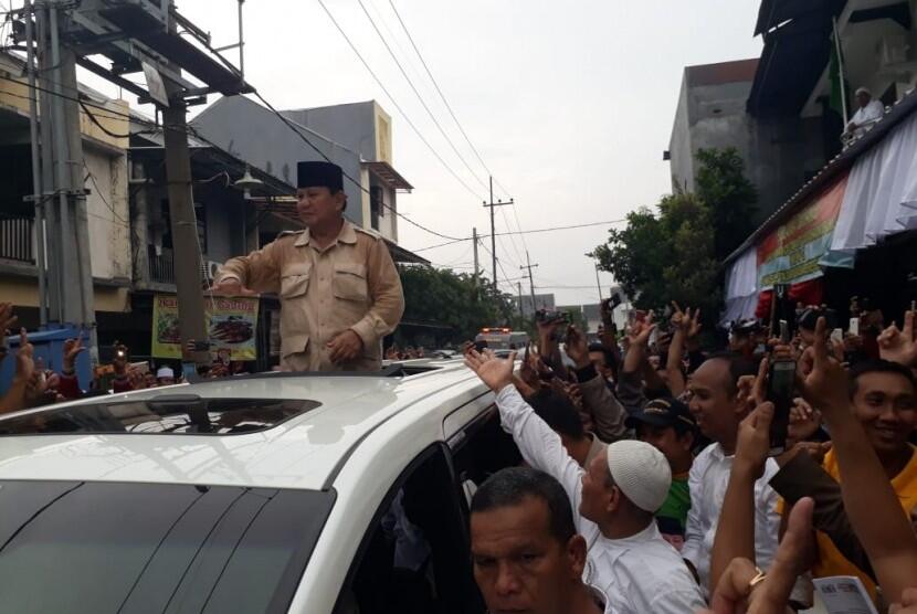 Relawan Jokowi Sambut Kedatangan Prabowo di Surabaya