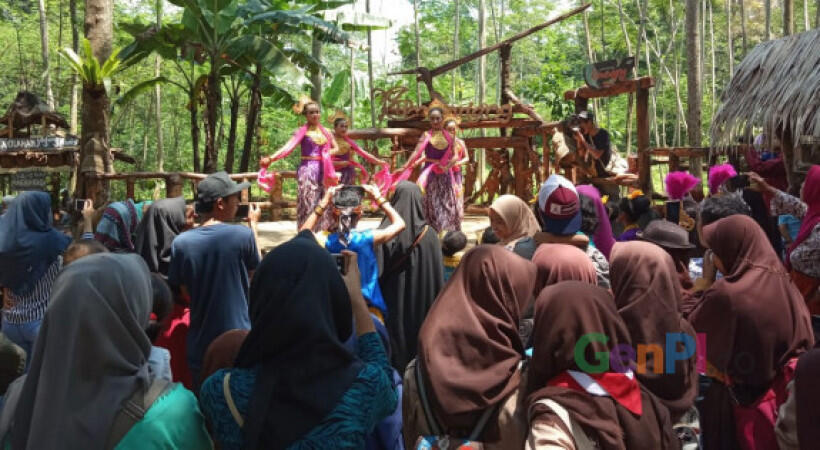 Puluhan Penari Sanggar Tari Reswara Hipnotis Pengunjung Pasar Kumandang