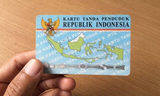 6 Warga Terima KTP Pertama dengan Kolom Penghayat Kepercayaan di Kota Bandung