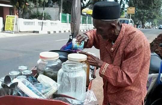 Orang Tua Tak Kenal Lelah, Anda Akan Tersentuh Jika Melihat Foto-Foto Ini