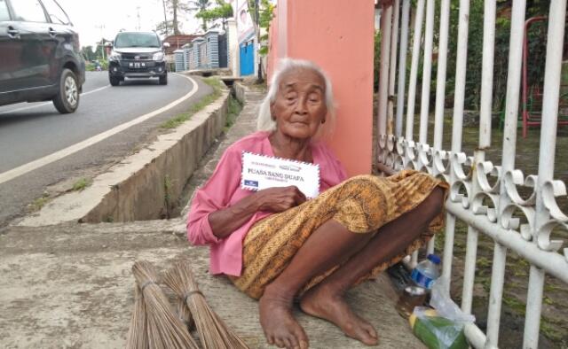 Orang Tua Tak Kenal Lelah, Anda Akan Tersentuh Jika Melihat Foto-Foto Ini