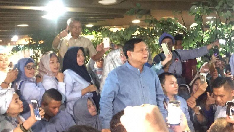 Prabowo Ajak Ibu-ibu Jaga TPS Sambil Bawa Lontong