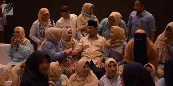 Prabowo Ajak Ibu-ibu Jaga TPS Sambil Bawa Lontong