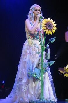 Unik! Ini Dia Busana-busana Unik yang Pernah Digunakan Katty Perry!