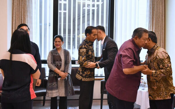 Jokowi dan Keluarga Jenguk Bu Ani di Singapura