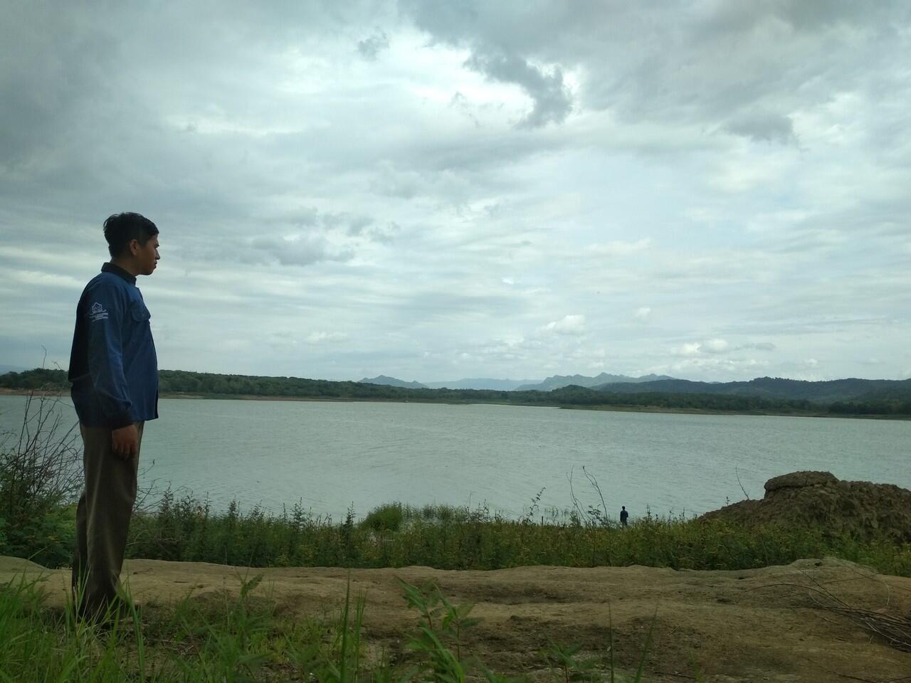 Menghibur istri di waduk gajah mungkur