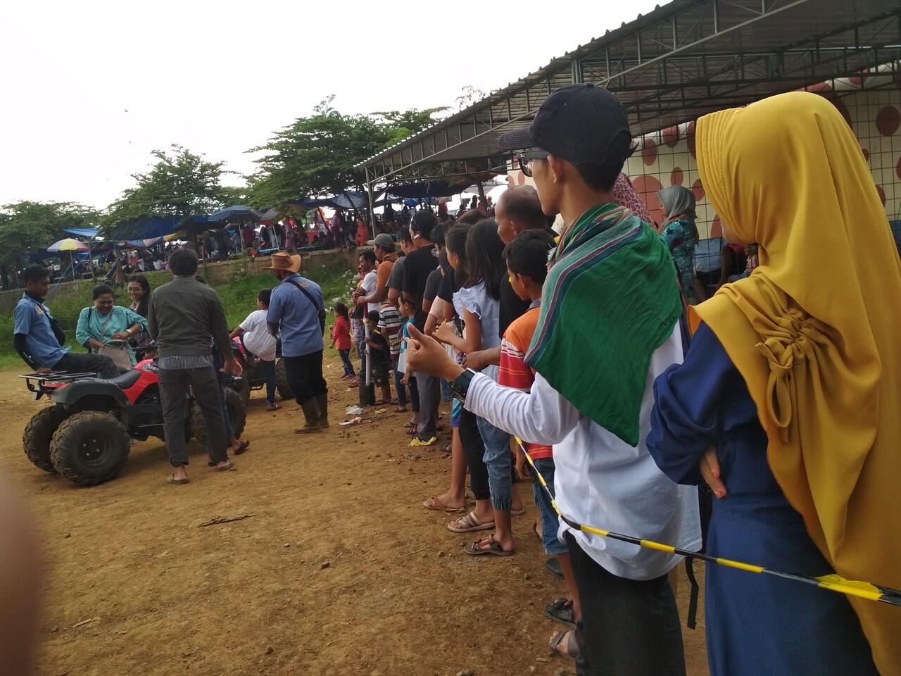 Menghibur istri di waduk gajah mungkur