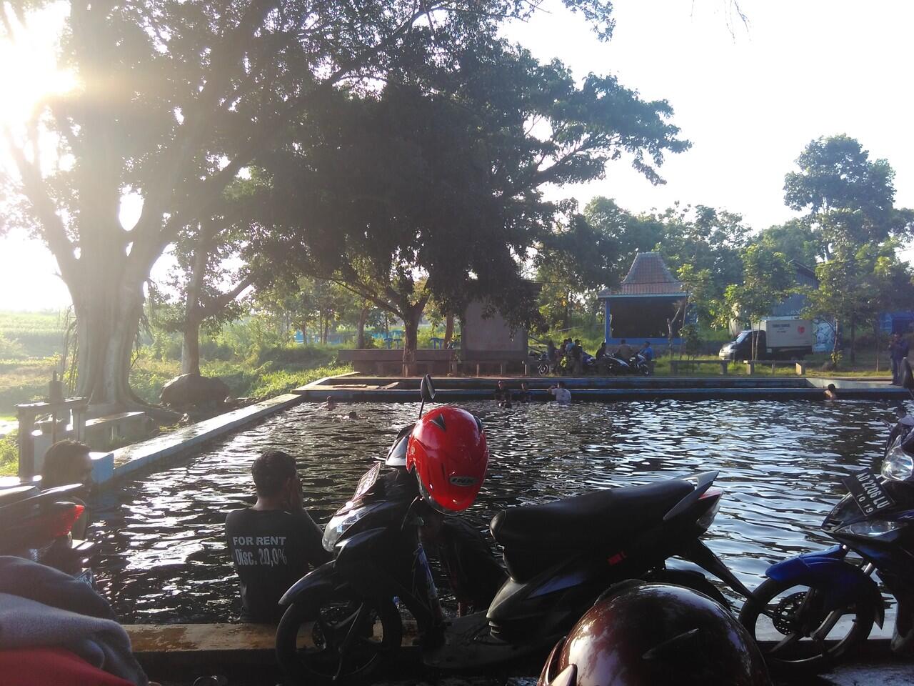 Menyegarkan badan di umbul nilo ( kolam renang umbul nila)